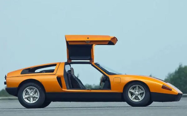 Това е концептуален автомобил, въпреки че Mercedes би го нарекъл изследователски автомобил. Представен за първи път през 1969 г., чудото с врати като крила на чайка разполага с трироторен ванкелов двигател с мощност 280 к.с. През 1970 г. е пусната обновена кола с двигател с четири ротора, след което през 1978 г. се появява изцяло нов автомобил с дизелов двигател.
Изключително аеродинамичен, с дизелово задвижване този автомобил чупи рекорда за скорост за това гориво от 320 км/ч през 1978 г. Година по-късно, вече с 4,8-литров бензинов V8 двигател колата записва невероятна средна скорост в обиколка от 401,6 км/ч.
До момента са произведени са общо 16 коли.
